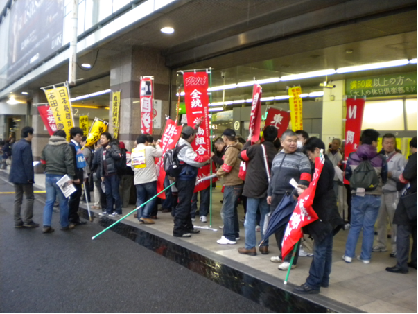 早上個工會會員及當事人在新宿站準備行動