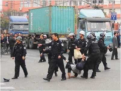 主要往來上海港的數千名貨櫃車司機22日連續第三天罷駛罷工，抗議燃油價及碼頭費用飛漲，大批警員在上海中集團碼頭罷工地點外戒備。官方至今仍無回應。
