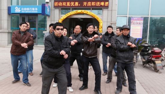 Photo of a group of migrant workers in Wuhan performed Gangnam Style horse dance to claim wages.