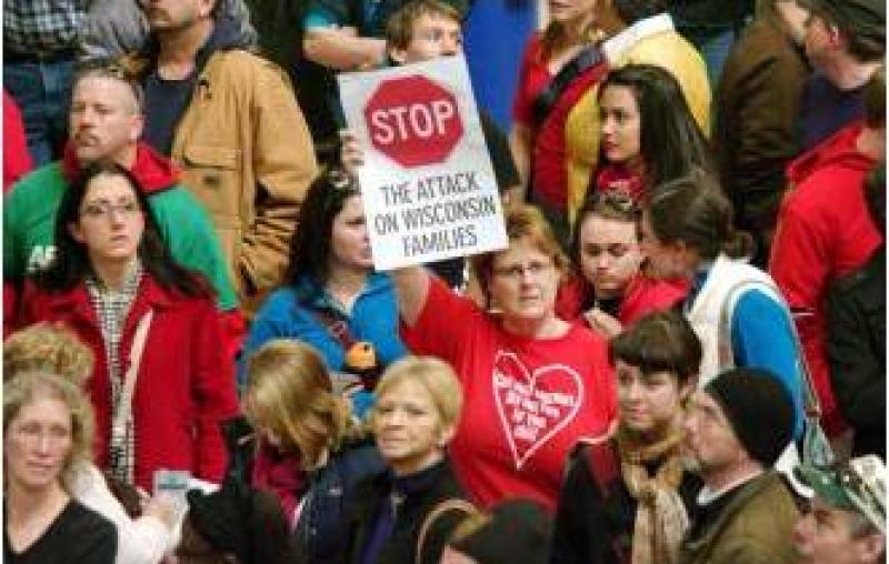 美國威斯康星州7萬民眾抗議州長限制工會權利   2011-02-21 新京報
