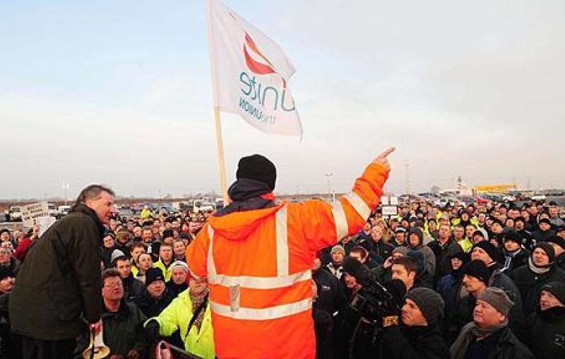 Solidarity is the key in the fight for jobs by oil refinery workers in Britain