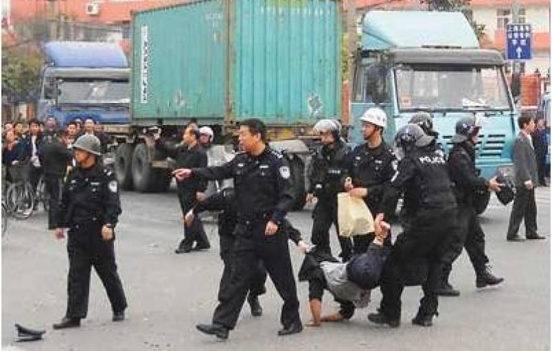 主要往來上海港的數千名貨櫃車司機22日連續第三天罷駛罷工，抗議燃油價及碼頭費用飛漲，大批警員在上海中集團碼頭罷工地點外戒備。官方至今仍無回應。